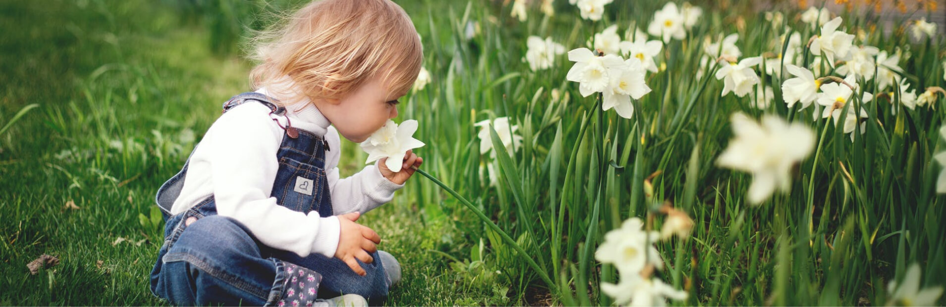 Ребенок и цветы